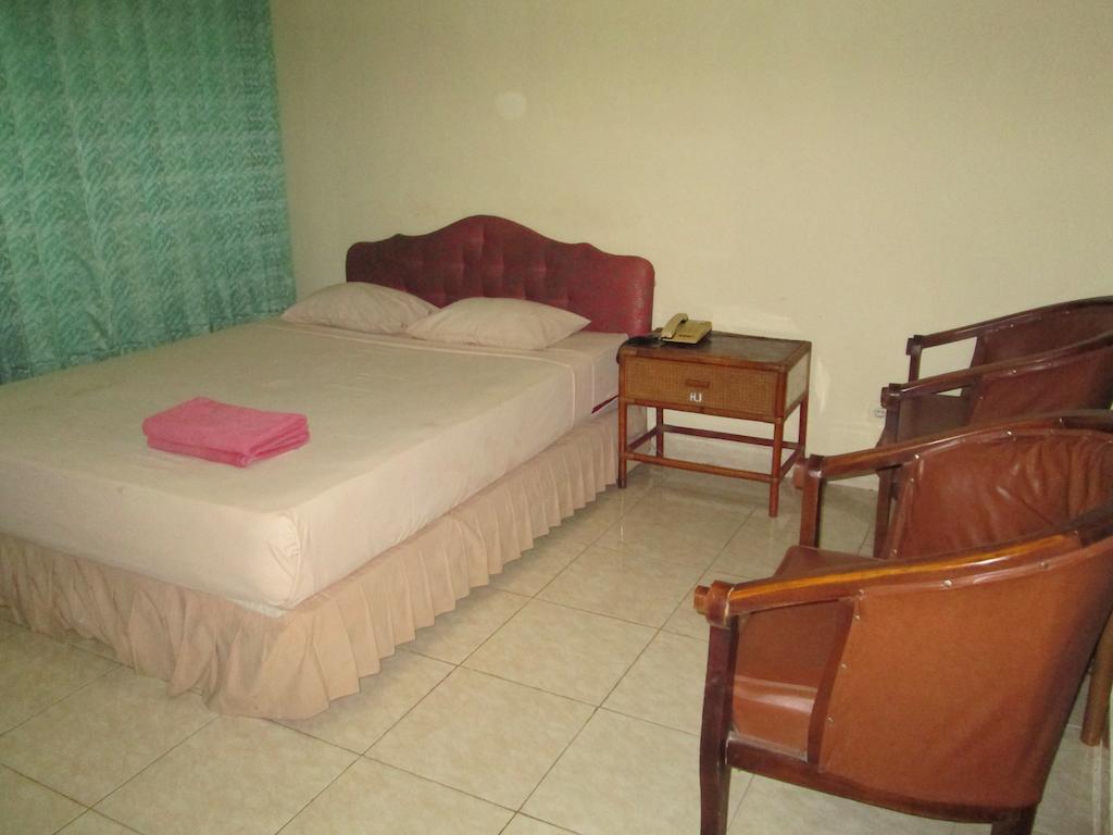 Hotel Istana Makassar Zimmer foto