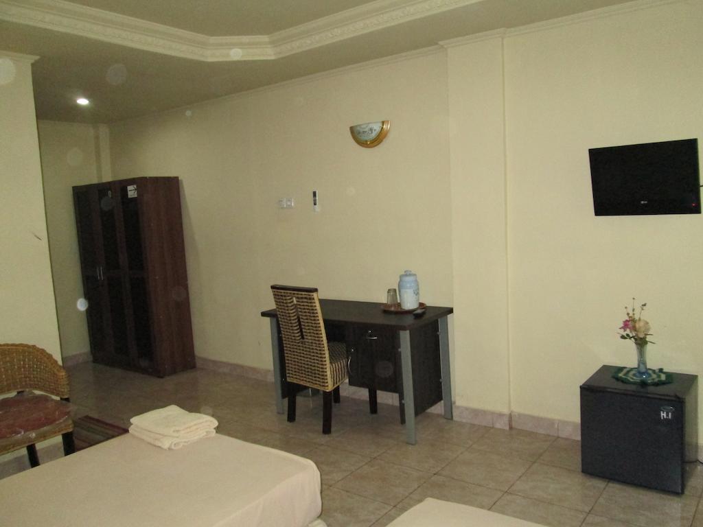 Hotel Istana Makassar Zimmer foto