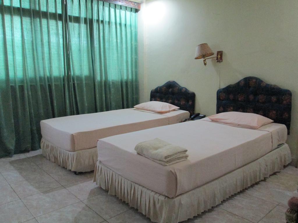Hotel Istana Makassar Zimmer foto